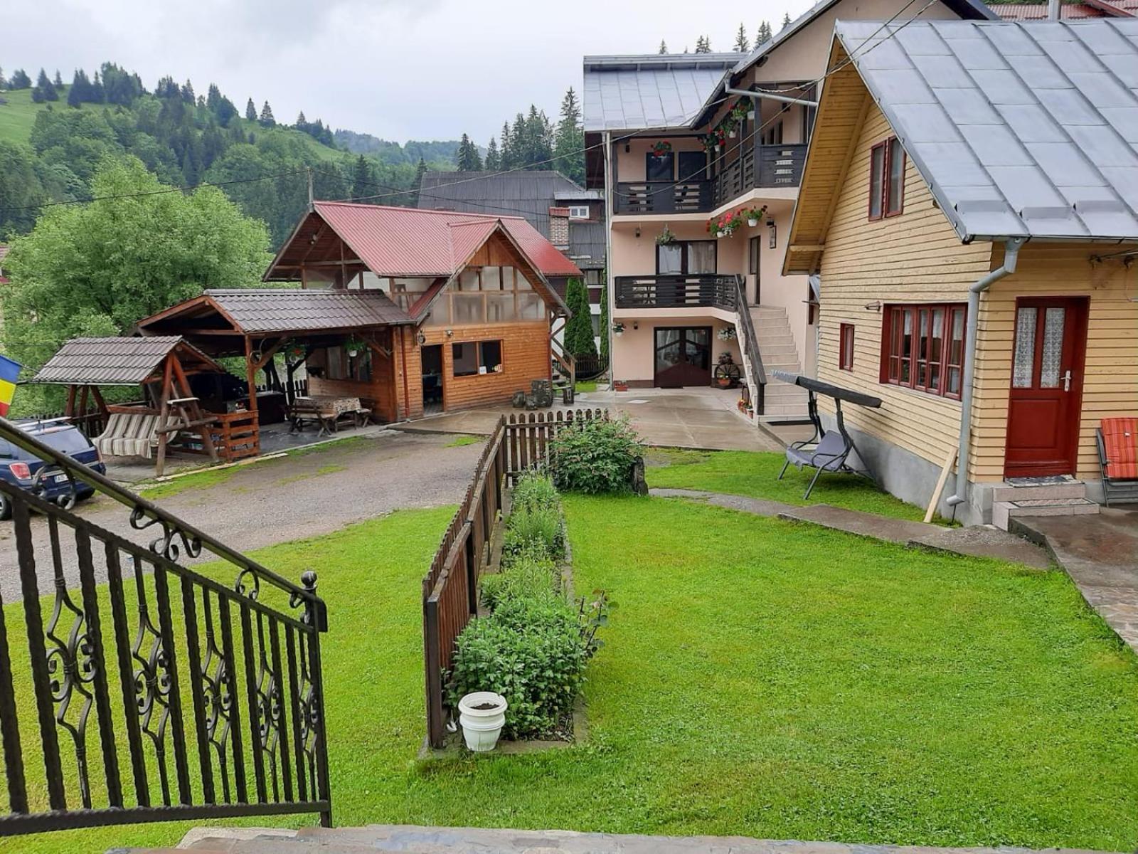 Lip Si Ely Hotel Dâmbovicioara Bagian luar foto