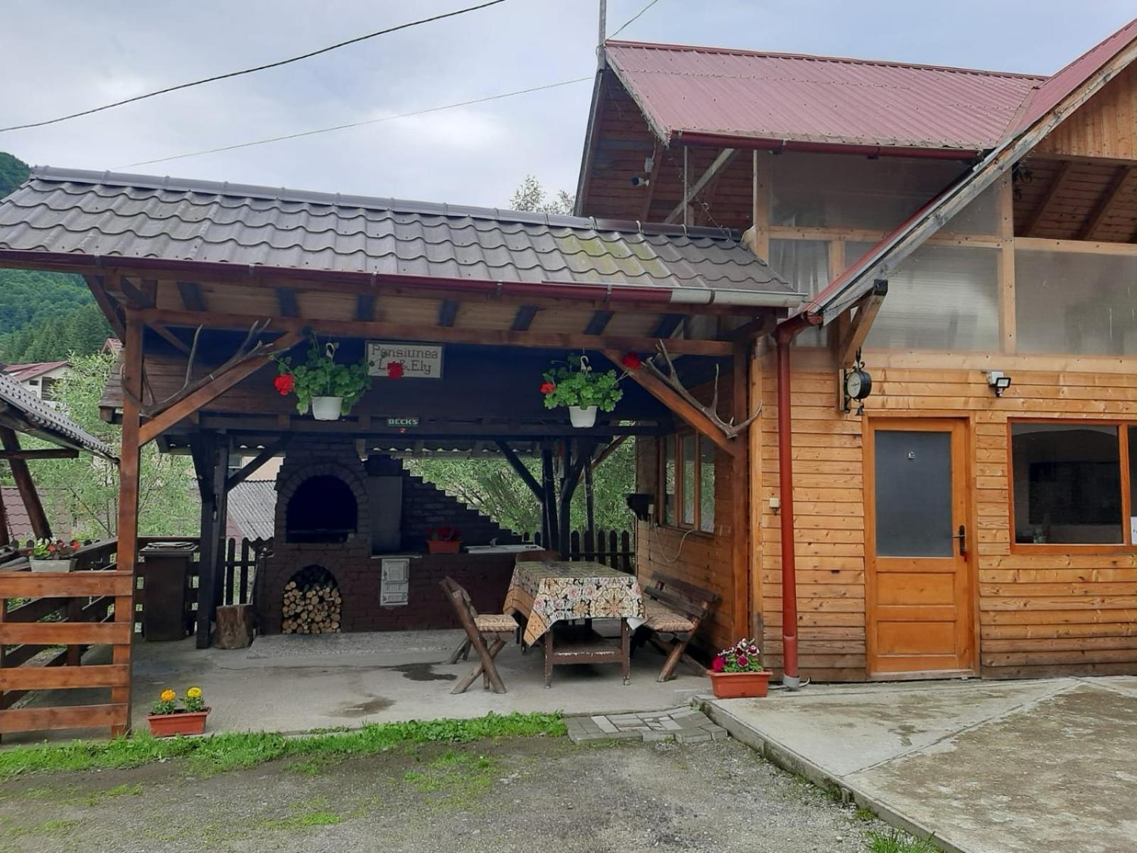 Lip Si Ely Hotel Dâmbovicioara Bagian luar foto