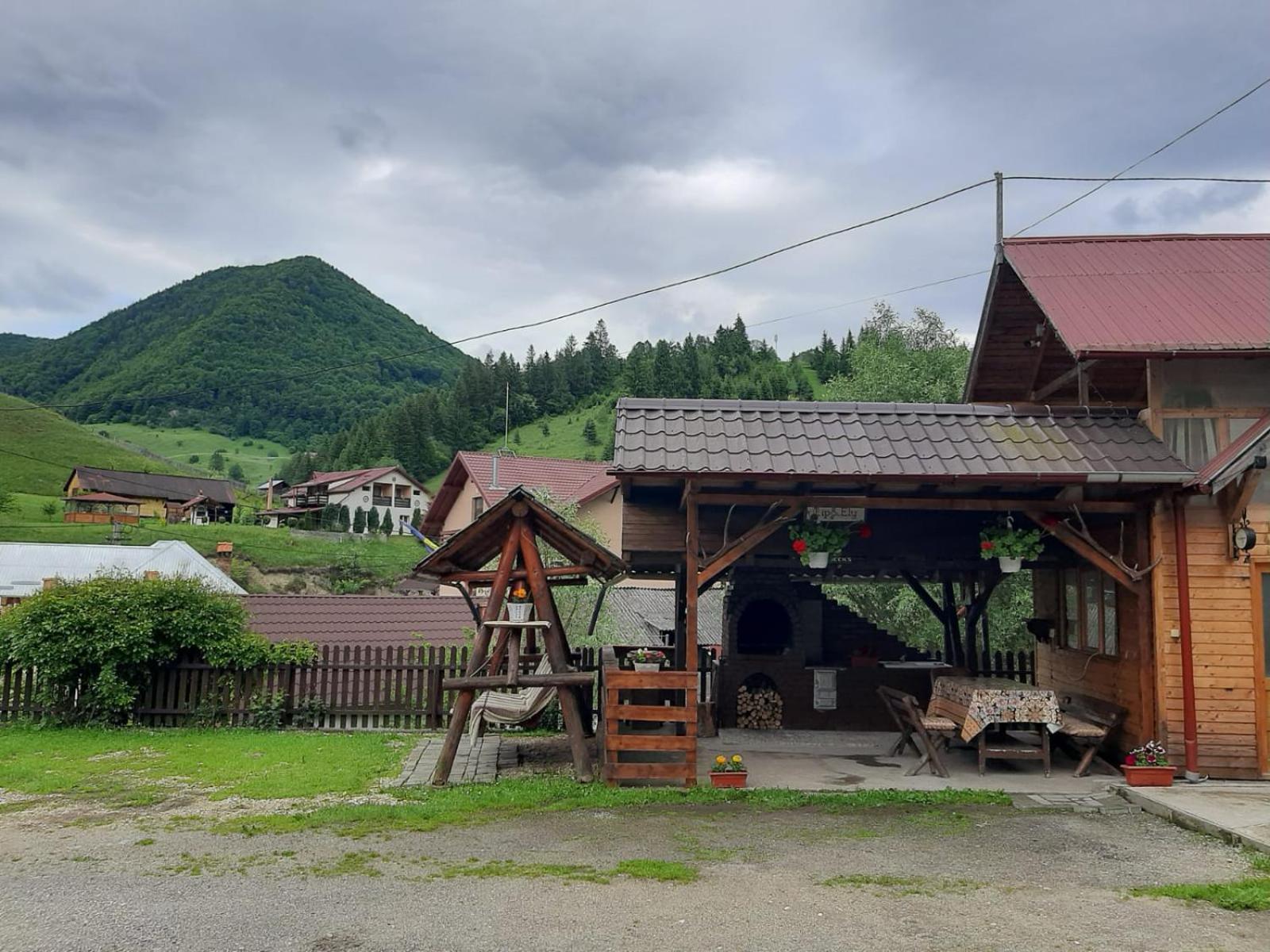 Lip Si Ely Hotel Dâmbovicioara Bagian luar foto
