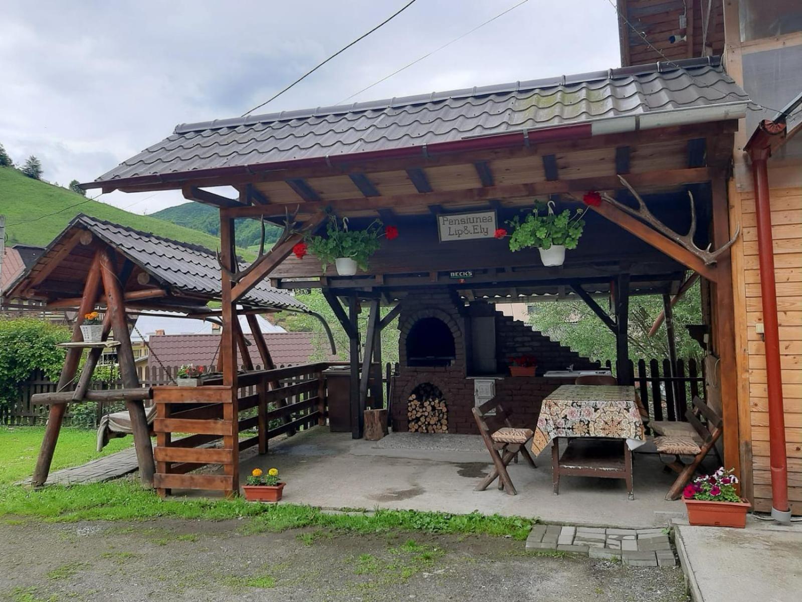 Lip Si Ely Hotel Dâmbovicioara Bagian luar foto